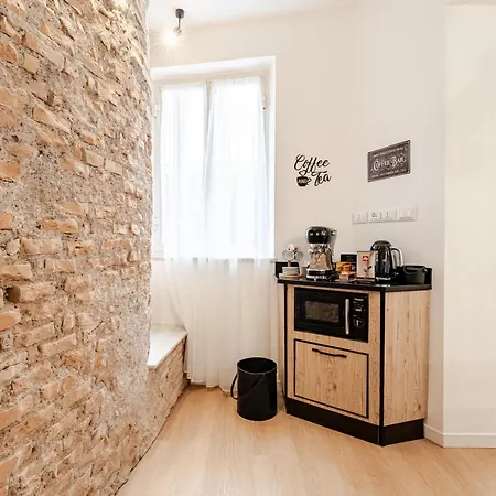 In The Shadow Of The Colosseum Rom